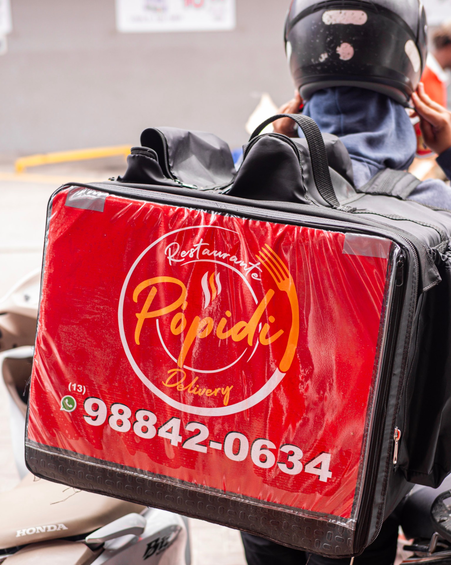 Entregador Pópidi com mochila térmica